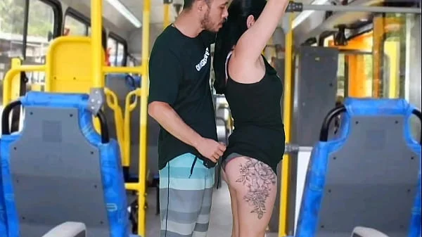 Morena tateando no ônibus