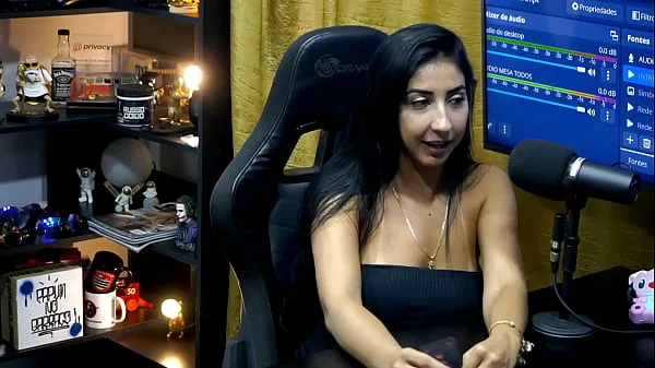 Renatinha Mello deixa o Ruan de Pau duro como só com um beijo, ela deu uma pegada gostosa no pau dele - Podcast Pápum no Barco!