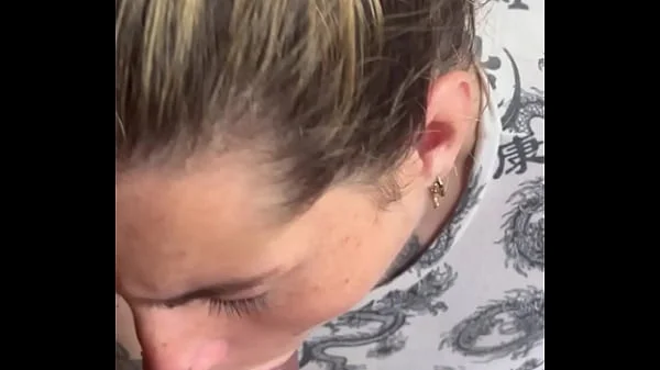 Hermosa chupada le doy a mi amigo y me da toda la lechita en la cara