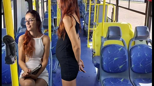 Estudante sendo encoxada no ônibus em publico!
