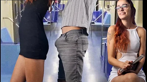 Safada estudante deixa estranho encoxar sua bunda em público!