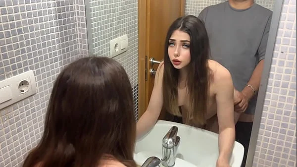 Padrastro gordo de 47 años teniendo sexo con hijastra en el baño por la mañana