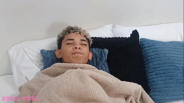 Minha madrasta safada não perdeu tempo e caiu de boca na minha piroca