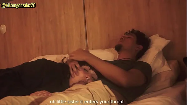 Mirando una pelicula con mi padrastro y sin querer me trague su pene (casi nos descubren)