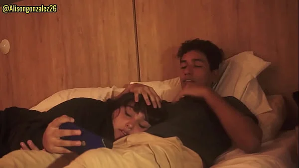 Mirando Netflix con mi hermanastra pero no pude evitar meter mi pene en su boca, casi nos descubren!!