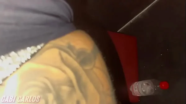 Fui usada no gloryhole por um pau gostoso, enquanto meu marido delirava de tesão, batendo uma bem gostoso!