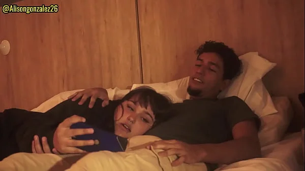 Tengo sueño hermanastro, dejame acostarme en tus piernas, pero no metas tu pene en mi boca por favor!!