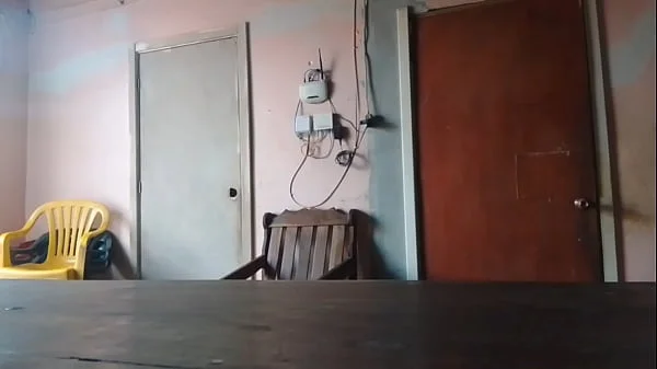 Morena latina de gran culo seduce a su padrastro