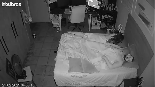 Eles fingem esquecer a câmera como loucos no quarto