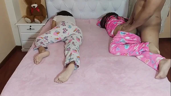 Chicas Gemelas Inocentes Usadas por su Padrastro Pervertido