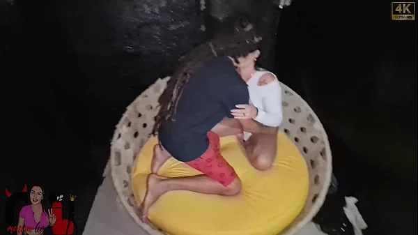 Pau monstruoso, encontra casada gostosa no Swing e fode com ela sem camisinha com todo mundo olhando