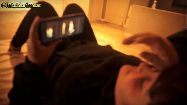 No puedo dejar de tocarme y tuve que poner mi pene en la boca de mi hermanastra (por poco nos descubren)