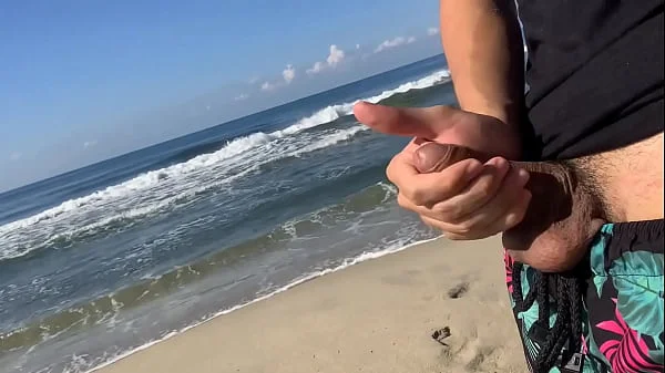 Me saco la polla en la playa pública para ver si alguna chica se antoja y consigo PREMIO DOBLE