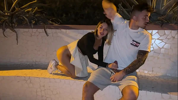 passeggio lungo mare  e uno sconosciuto si accorge che non ho le mutande, video outdoor