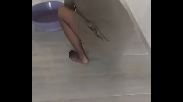 Turbanli naylon çoraplı olgun kadın yerleri siliyor