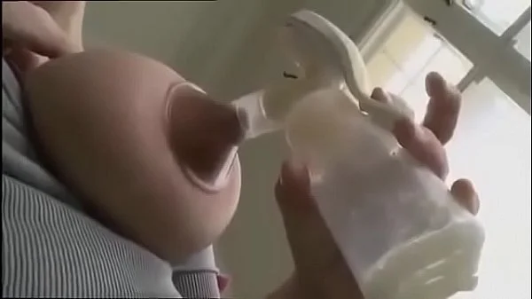 Mega tetona se saca la leche