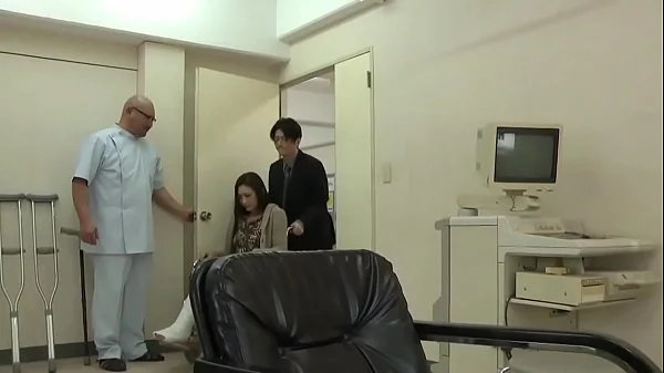 Geile sexy slimme patient wil dokter's lul nadat ze hem betrapt