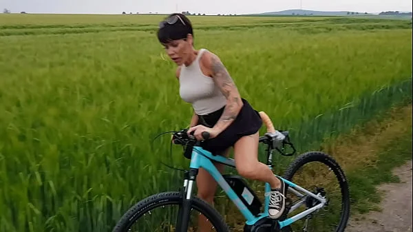 Premiere! Fahrrad in der Öffentlichkeit geil abgefickt!