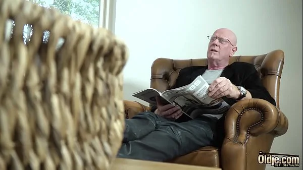 Old man fingers his online date pussy for the first time and she cums