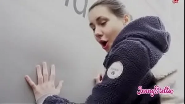 Fuck wie stabil sie am truck steht