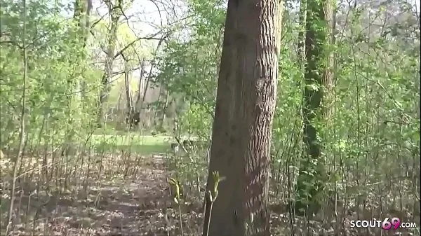 German Public - Deutsche Studentin Elisa in Berlin mitten im Park gefickt
