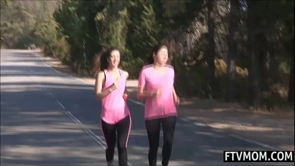 2 Milfs pissing in public