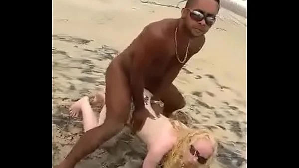 pescador sortudo filho da puta comeu a morena e albina no meio da praia