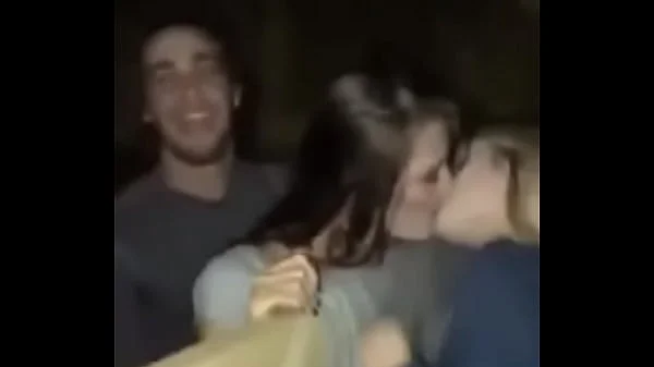 pareja difurtando en un establo al aire libre