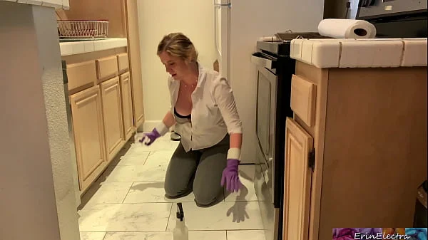 Stepmom is horny and stuck in the oven - Erin Electra