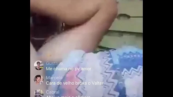 Velha mostrando o peito e passando a mão na xota na live