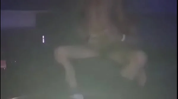 Esposa putinha na BALADA LIBERAL, transando no camarote com novinho. Depois foi pegar uma bebida no bar outro amigo pegou ela apoiada no balcão do bar. Cornodapimenta filmando tudo.