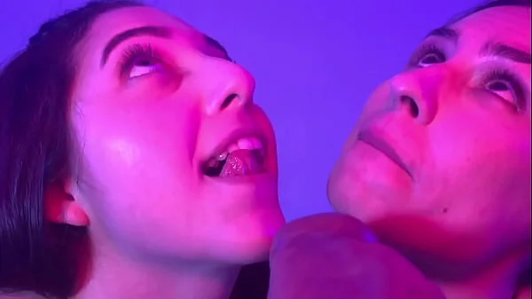 EMME WHITE E LISXXX, DUAS MORENAS GOSTOSAS CHUPANDO UM DILDO EM POV ENQUANTO GUIAM A SUA PUNHETA