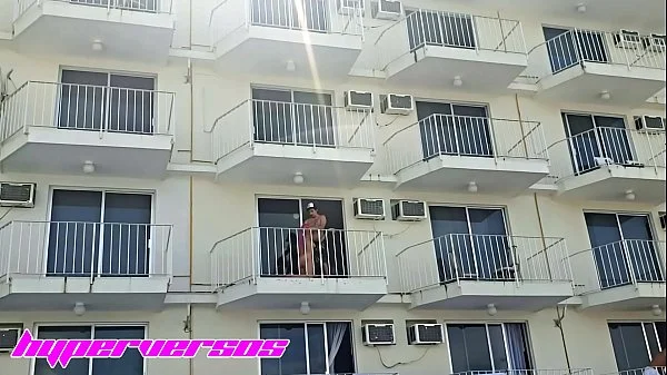 Parejita caliente se pone a follar en el balcón del hotel en Acapulco, la camare se da cuenta y no les dice nada