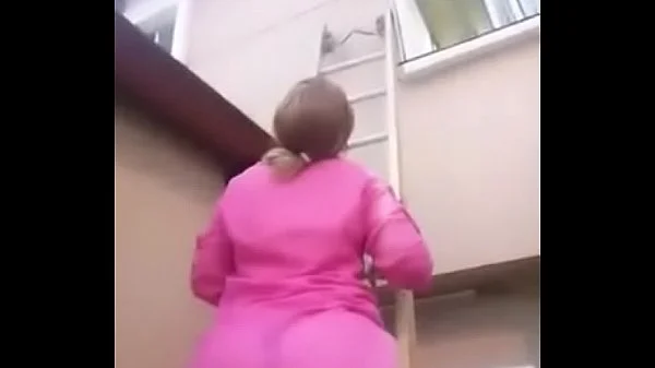 Señora latina en tanga