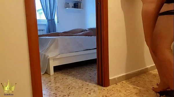 L'idraulico ci spia mentre scopiamo e di nascosto lo premio con un bel pompino - Leaeken ITA