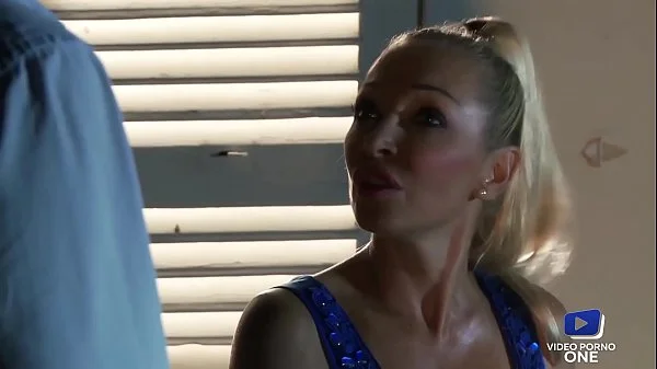 Nomi, une cougar blonde très sexy, sodomisée dans la cuisine