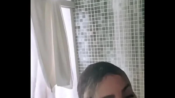 Anitta Vaza Seios Enquanto Toma Banho