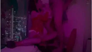 身着圣诞老人装束的荡妇享受着特别的夜晚从嘴里喝着香槟和唾液 在美丽的夜景中 在窗边做爱 角色扮演者 4k 60fps