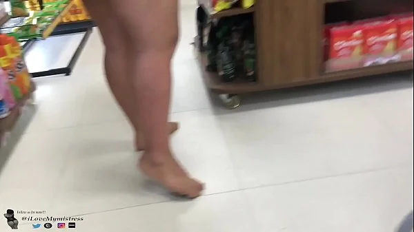 Mostrando Meu Cúzinho  Plugado e Mijando em público !!!