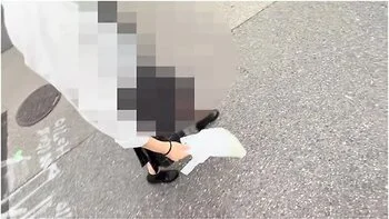 放課後玄関挿入18歳の黒髪合法jkかコンヒニてお菓子を買ったあとアハートの玄関て制服のまま生ハメ