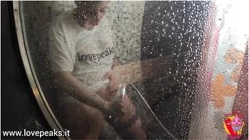 Ladymuffin Masturbates In The Shower