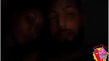 Ladymuffin Korer Tommy A Canaglia Ved Et Kedeligt Lys