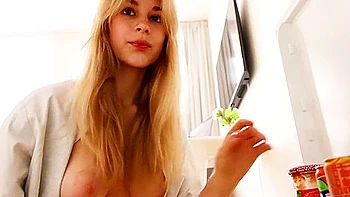 Cassandra Sort Les Seins A Lair A La Maison Et Dans La Rue