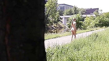 Diana Zeigt Ihre Titties Und Ihre Kleine Fotze Mit Den Heraushangenden Ficklappen In Der Stadt