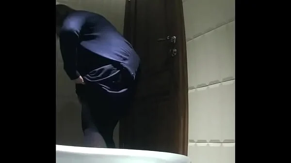 Girls and women show their shaved pussies in the toilet (MOV 98)