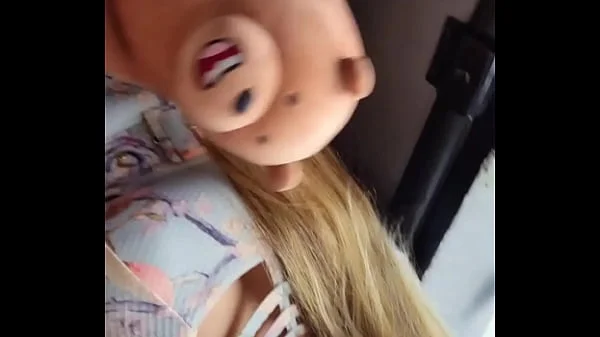 Sem calcinha no onibus... provocando ao passageiro do lado e deixando ele tocar a ppkinha .... quer ver o video completo??... : bolivianamimi