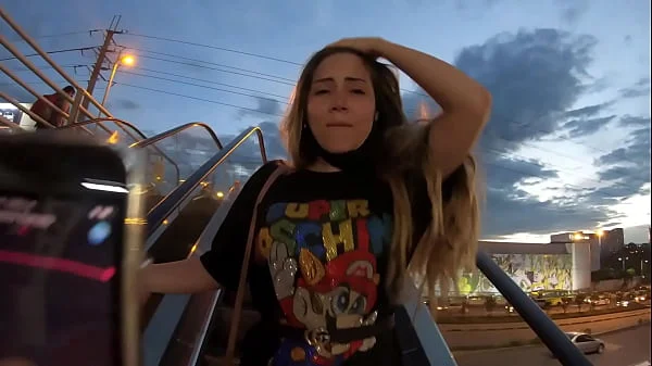 Sara Blonde caminando por el centro comercial en Bucaramanga con el lovense lush activado