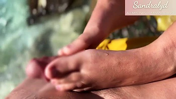 Linda Espanola Me Hace Una Paja Con Sus Pies En La Playa Y Me Corro