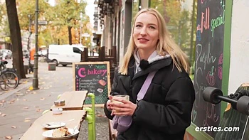 Mit Spruhsahne Macht Die Zierliche Nattie Ihren Riesen-dildo Feucht Fur Einen Heiben Ritt