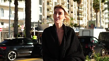 Phil gets a visit from Lucy - Jacquie et Michel TV